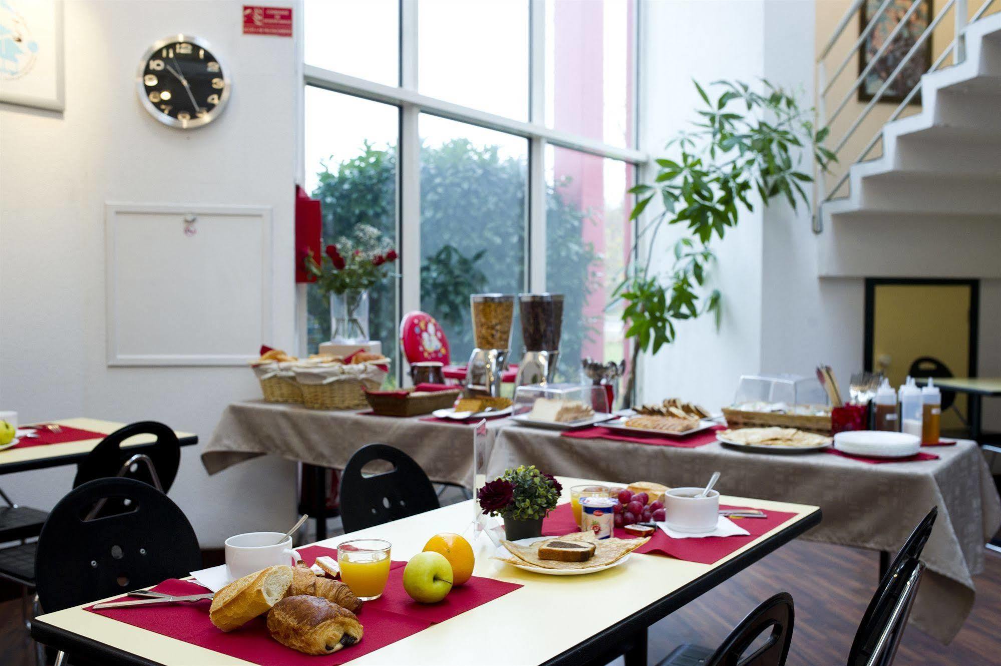 Hotel Cerise Auxerre Moneteau Bagian luar foto